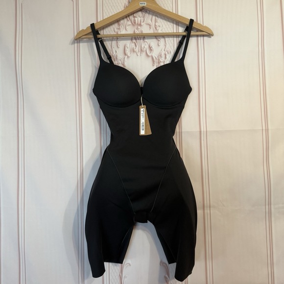 SKIMS Other - SKIMS Ultimate Body Push Up Butt & Hip Pad Mid-thigh Bodysuit Onyx Sz XS NWT$188